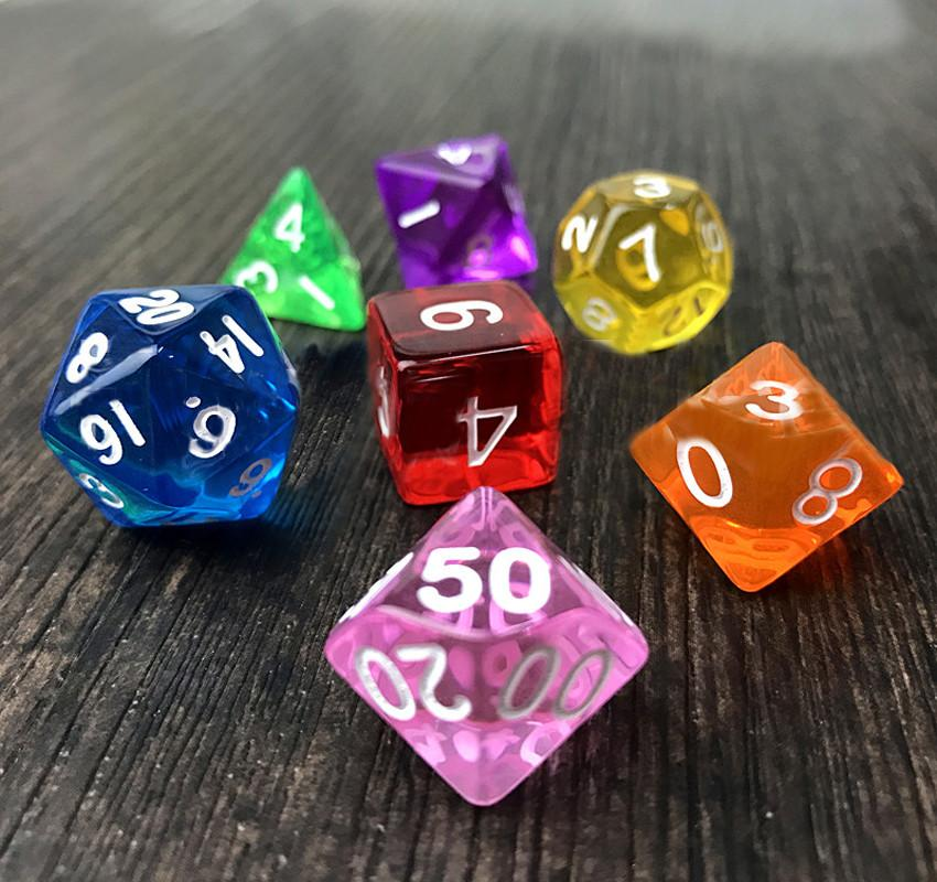 Dados poliédricos coloridos usados em RPG de mesa
