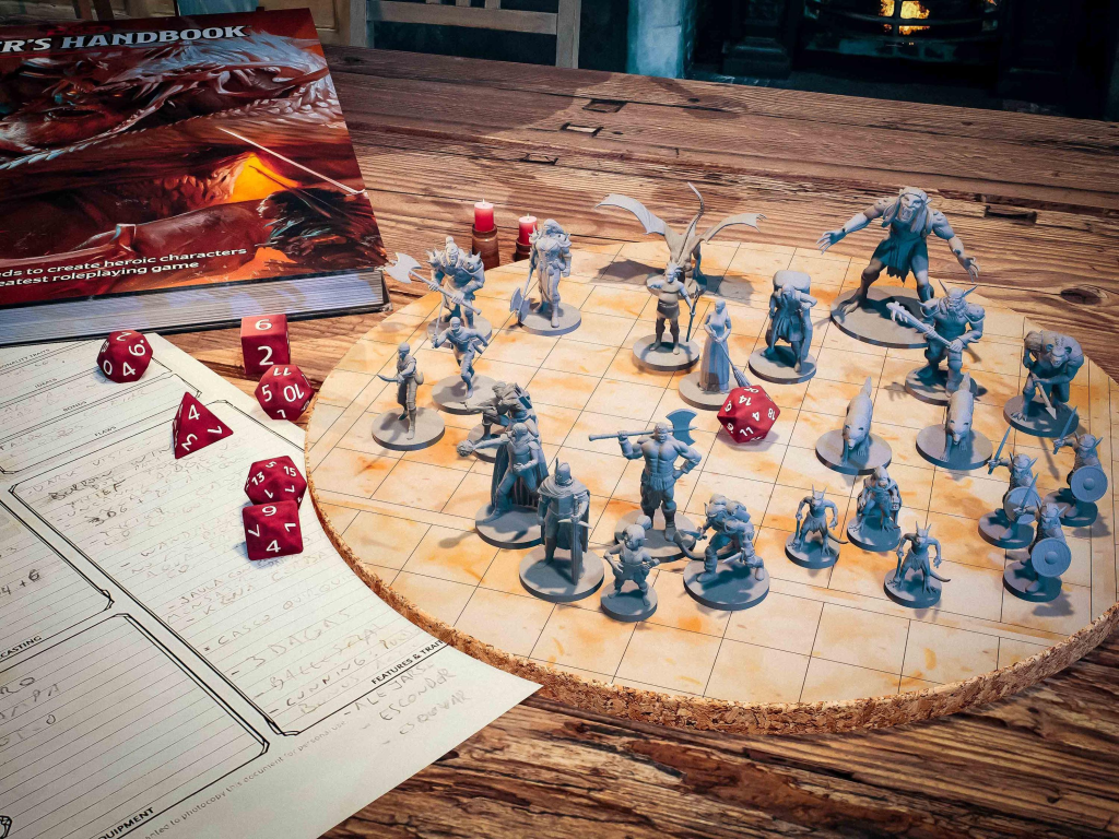 Mesa de RPG com ficha de personagem, dados, mapa e miniaturas